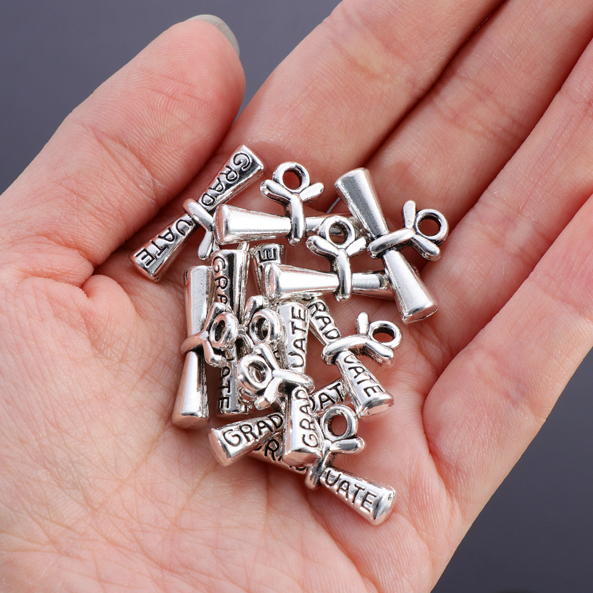 Jewelry Making Diploma - 20個入り卒業証書ペンダント、魅力的なミニ巻物ペンダント、ジュエリー製作に最適なクラフトチャーム、卒業ギフト