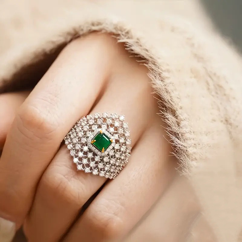 Jewelry Making Magazines - 2026年新作スモールフレグランススタイル、高級感のある中空ワックス象嵌ジルコンリング、雑誌、豪華なハイエンドレディースジュエリー、ヘッドウェア