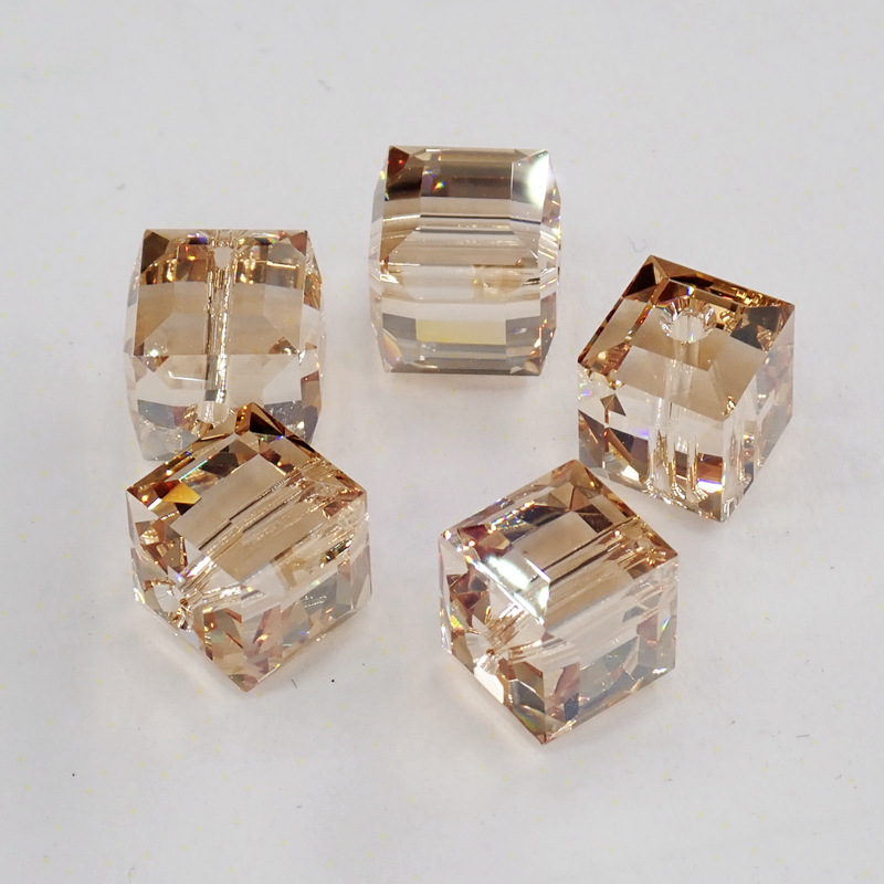 キューブビーズクリスタル5601個,ラインストーン,ジュエリ - Jewelry Making At Home のレビューと価格