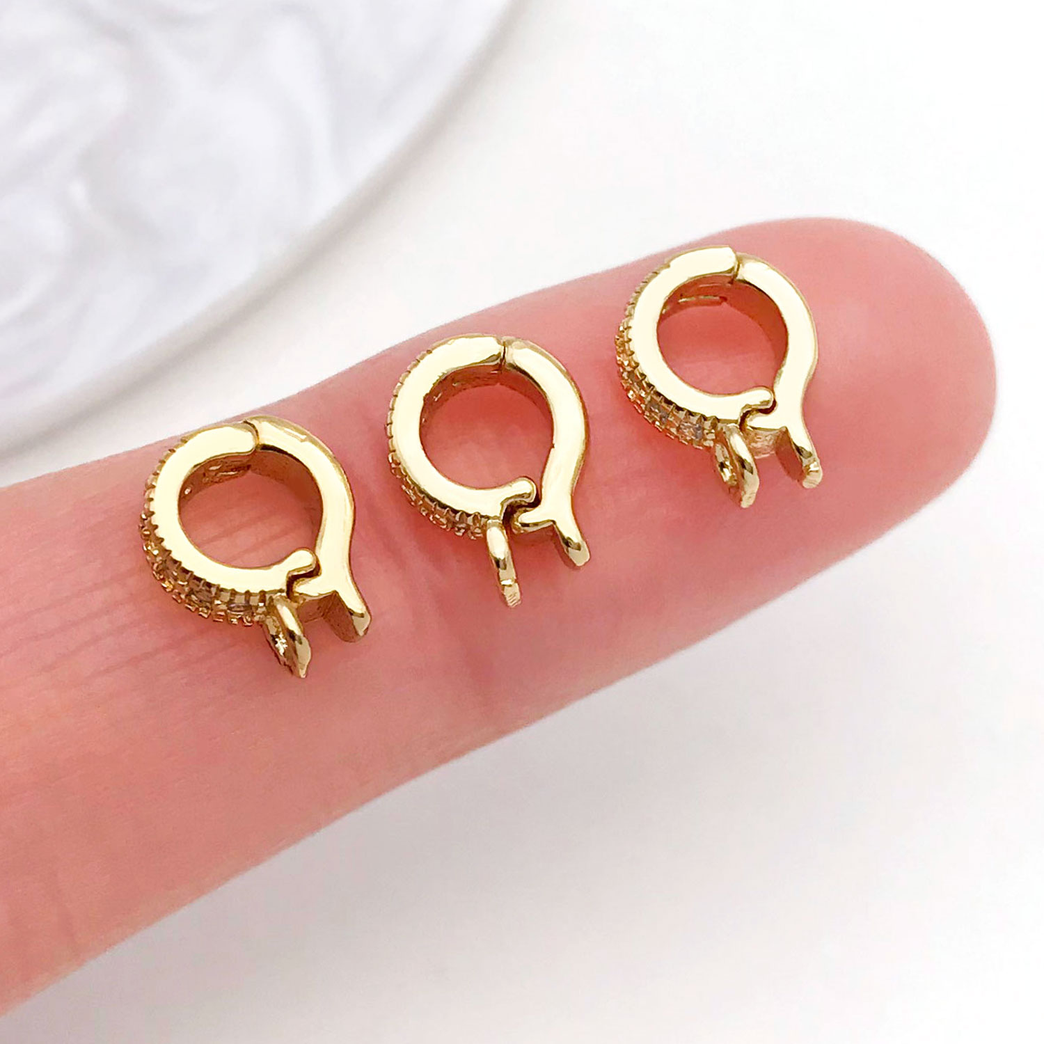 5個入り 18K 本金メッキ真鍮 ジルコン象嵌 ヒンジチャー - Jewelry Making Charms のレビューと価格